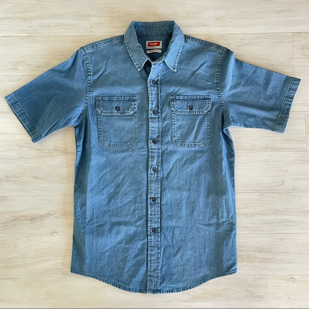 NWOT Wrangler Men’s Denim Short Sleeves Button Down Shirt
